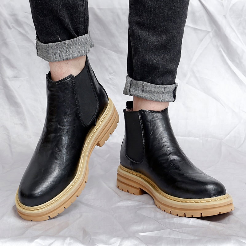 Stivaletti Chelsea uomo neri platform, slip-on, suola carrarmato. Eleganza maschile e comfort per ogni giorno.