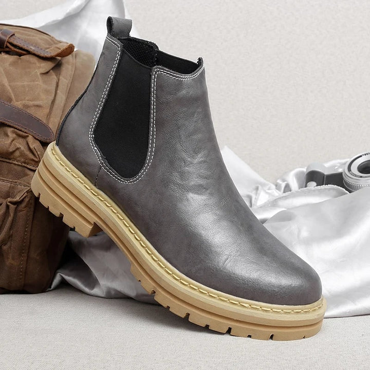 Design contemporaneo: stivaletti Chelsea uomo neri platform, slip-on. Scarpe casual con carattere e suola robusta.