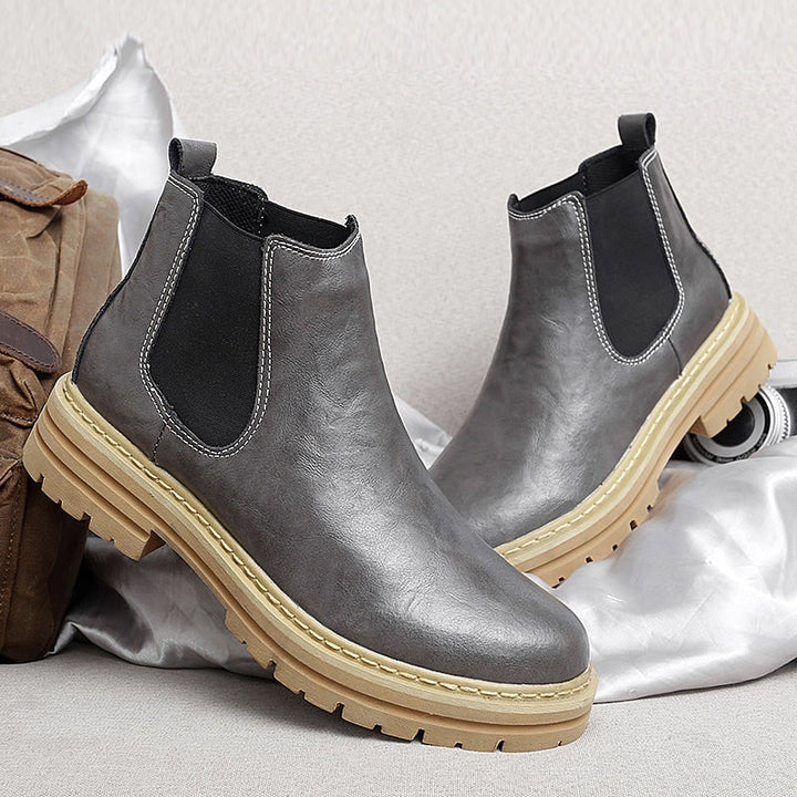 Stivaletti Chelsea uomo platform neri. Comodi e versatili, con stile slip-on e suola carrarmato per un look moderno.