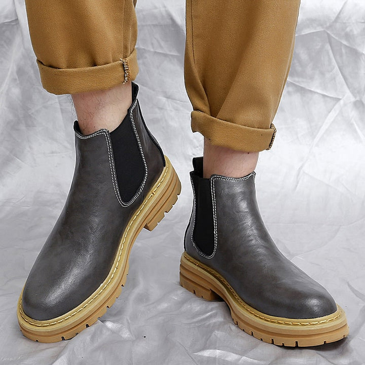 Stivaletti Chelsea platform uomo neri. Moderni, facili da indossare slip-on, con suola resistente e design elegante.