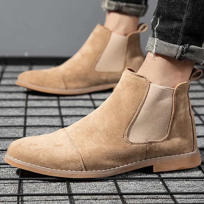 Stivali Chelsea uomo neri slip-on, eleganti e comodi per ogni occasione. Moda uomo con stile classico.