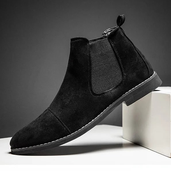 Profilo laterale dei Chelsea boots uomo, un classico slip-on. Calzature versatili per il guardaroba maschile.