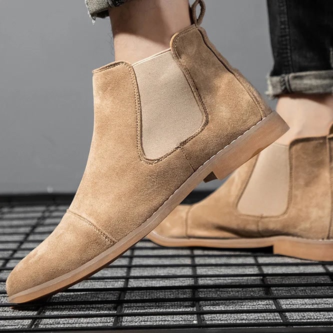 Stivaletti Chelsea uomo in pelle nera, design slip-on. Calzature versatili per look casual ed eleganti.