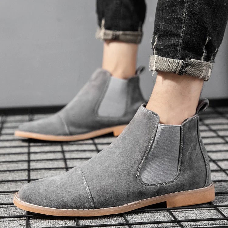 Stivali uomo slip-on con elastico, modello Chelsea classico. Perfetti per la moda uomo, offrono stile e comfort.