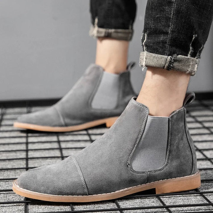 Stivali uomo slip-on con elastico, modello Chelsea classico. Perfetti per la moda uomo, offrono stile e comfort.