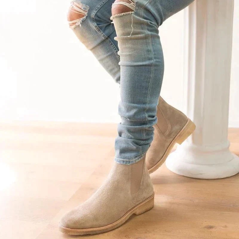 Eleganti stivali Chelsea uomo slip-on con pannelli elastici. Calzature moda maschile versatili, perfette per ogni occasione.