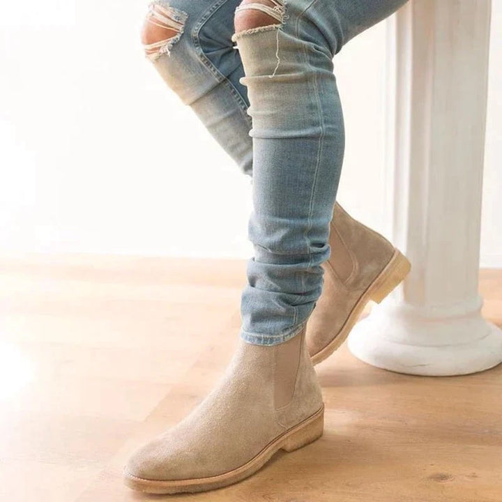 Eleganti stivali Chelsea uomo slip-on con pannelli elastici. Calzature moda maschile versatili, perfette per ogni occasione.