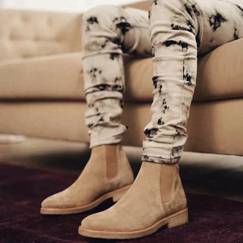 Stivali Chelsea da uomo in pelle scamosciata marrone. Comodi stivali alla caviglia per autunno e inverno, stile casual-chic.