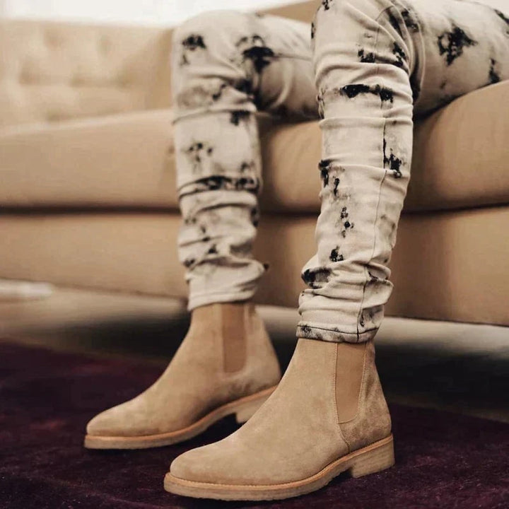 Stivali Chelsea da uomo in pelle scamosciata marrone. Comodi stivali alla caviglia per autunno e inverno, stile casual-chic.