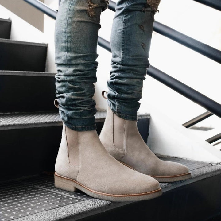 Stivali Chelsea uomo casual in pelle liscia. Scarpe autunno/inverno con suola robusta, ideali per comfort e stile quotidiano.
