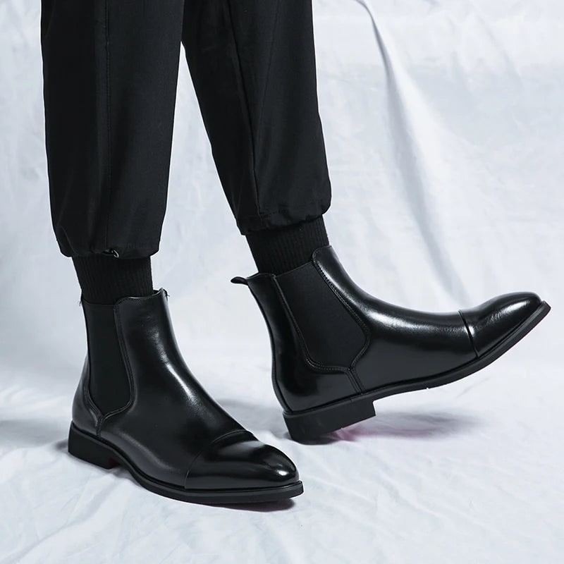 Stivali Chelsea eleganti da uomo, slip-on, con punta a cappuccio, ideali per look casual e formali.