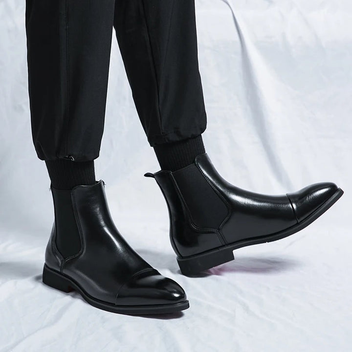 Stivali Chelsea eleganti da uomo, slip-on, con punta a cappuccio, ideali per look casual e formali.