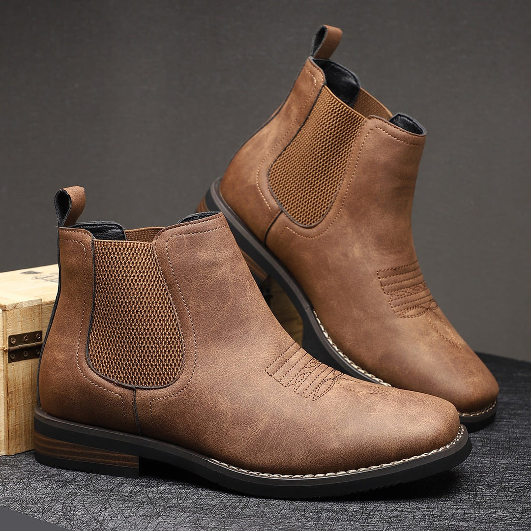 Stivaletti uomo Chelsea in pelle, tacco basso e punta quadrata. Stile western moderno, slip-on e comodo.