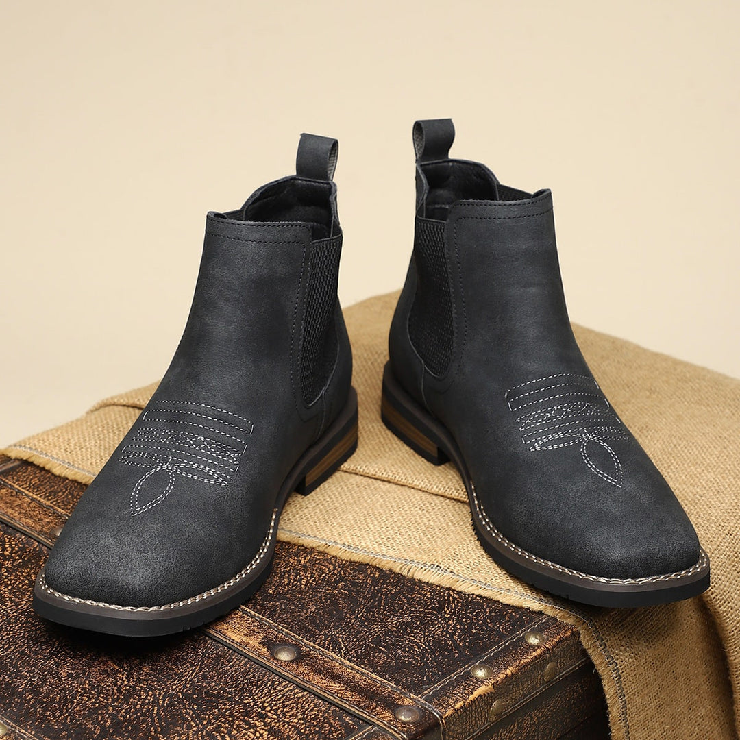 Calzature uomo: stivali Chelsea con punta quadrata e tacco basso. Stile western, slip-on per massima praticità.