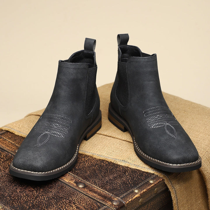 Calzature uomo: stivali Chelsea con punta quadrata e tacco basso. Stile western, slip-on per massima praticità.