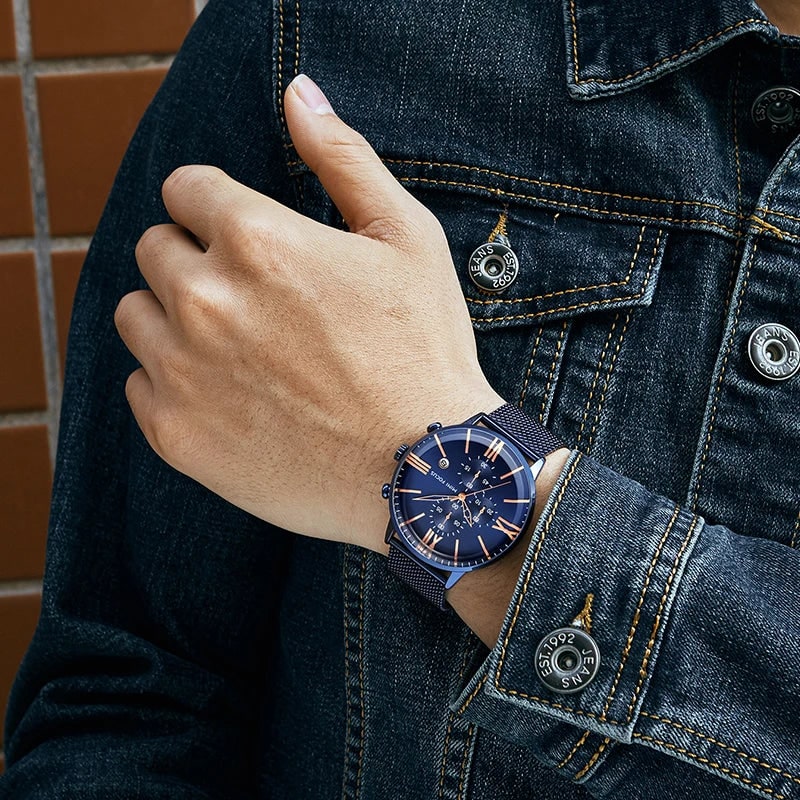 Orologio da uomo cronografo in acciaio milanese indossato, perfetto per look professionale o elegante. Numeri romani.