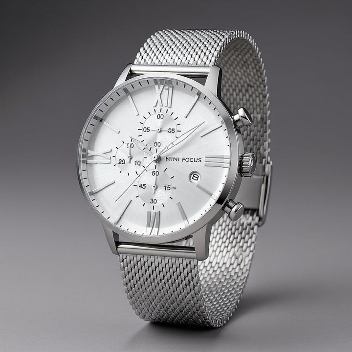 Orologio cronografo da uomo elegante, cassa in acciaio e bracciale milanese, dettagli precisi e numeri romani per look sofisticato.