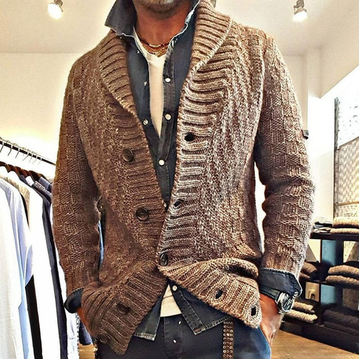Maglione cardigan uomo con collo a scialle, chiusura a bottoni. Capo versatile casual ed elegante.