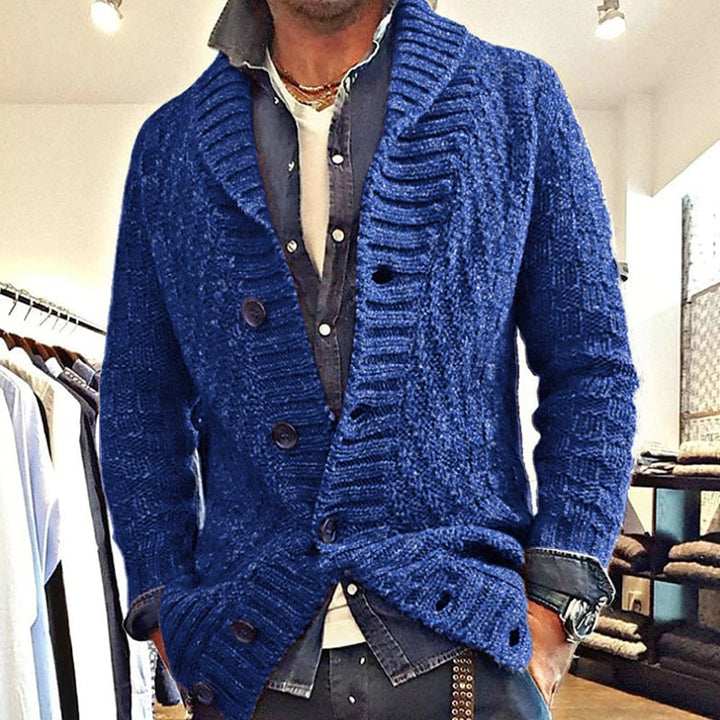 Cardigan da uomo invernale, collo a scialle e bottoni. Un capospalla caldo e di tendenza per lui.