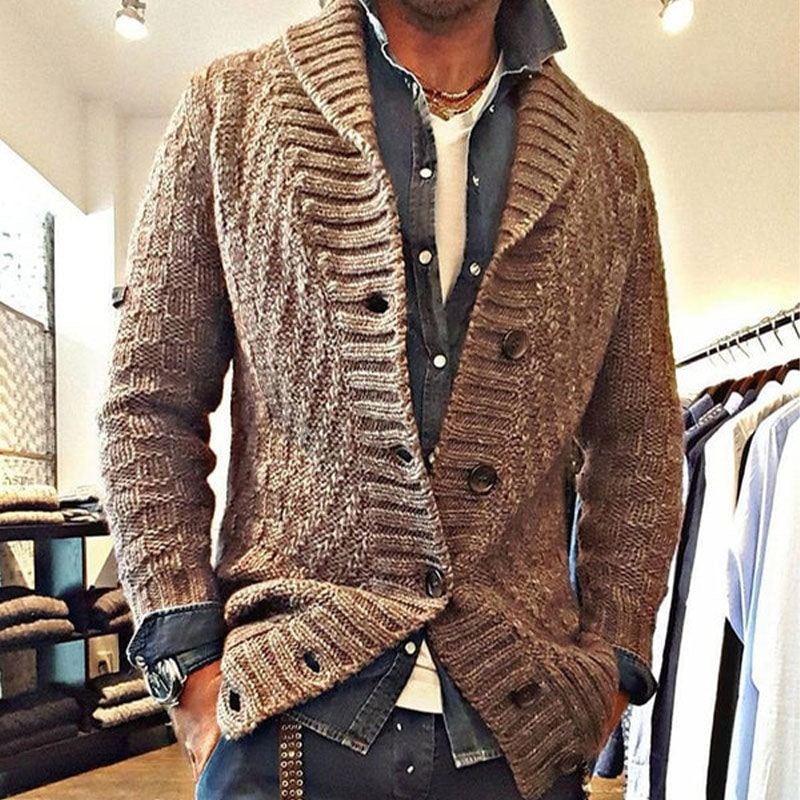 Cardigan uomo versatile, collo a scialle con bottoni. Stile elegante o rilassato, perfetto per ogni outfit.