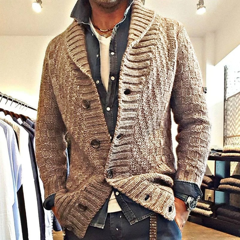 Cardigan uomo, collo a scialle, bottoni frontali. Un capo essenziale per un look maschile raffinato.