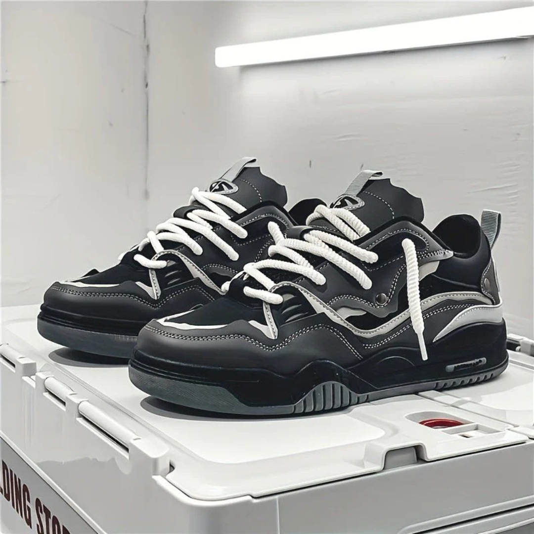 Sneakers chunky uomo low-top con lacci spessi, stile casual streetwear. Comfort e design moderno.