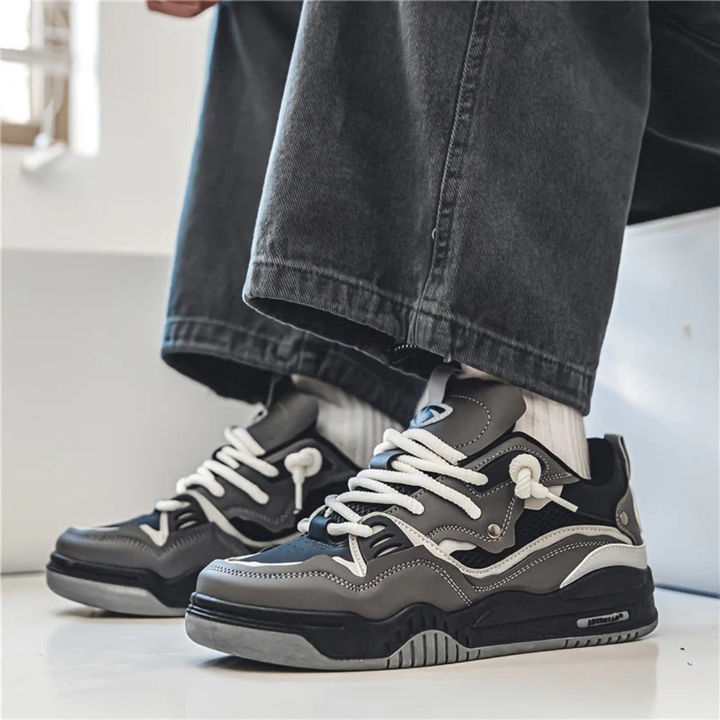 Sneakers uomo chunky nere low-top, lacci spessi per look casual e streetwear. Massima comodità.