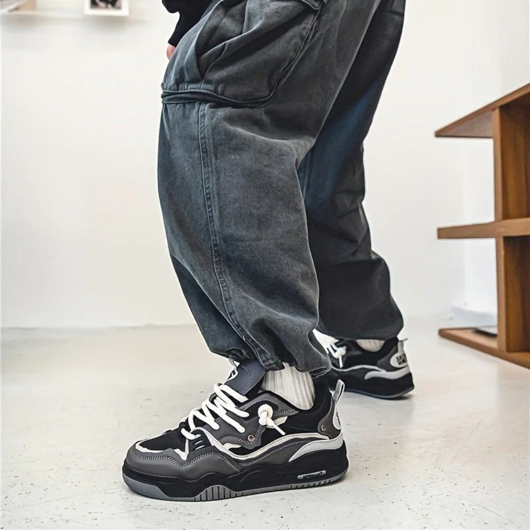 Sneakers chunky uomo grigie low-top, design moderno con lacci spessi. Perfette per outfit casual.