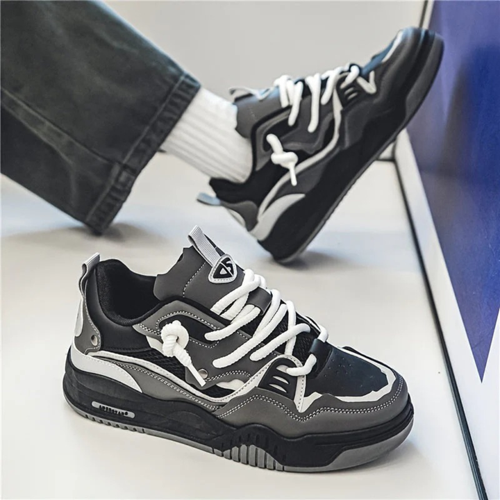 Sneakers uomo chunky multicolore, stile streetwear low-top. Lacci spessi, tendenza moda uomo.