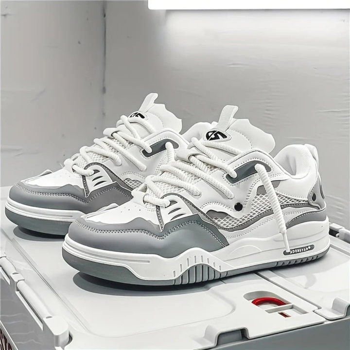 Scarpe casual uomo chunky, design low-top con lacci spessi. Ideali per il comfort quotidiano.