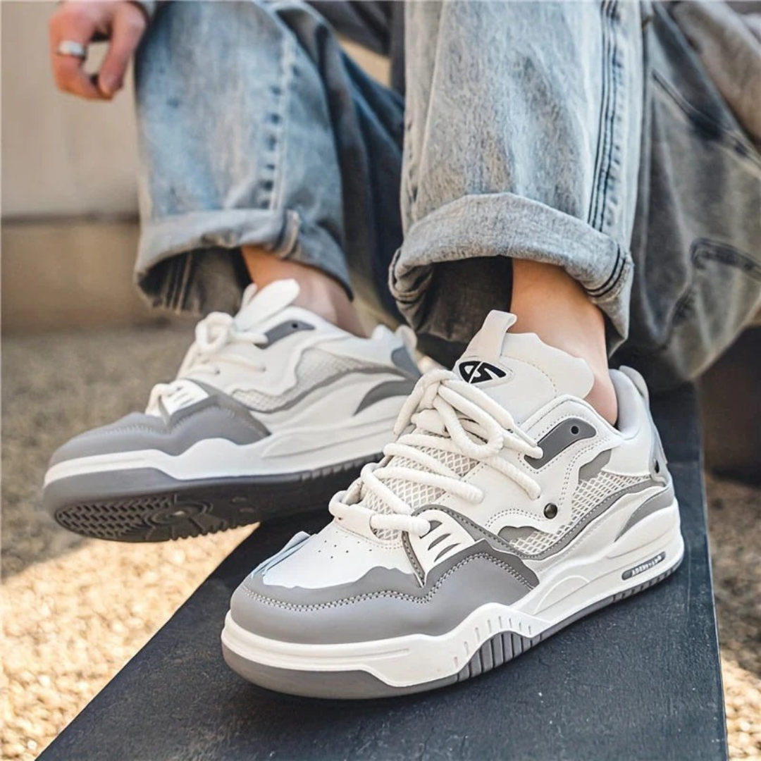 Sneakers uomo chunky low-top per streetwear. Design moderno, lacci spessi, moda maschile.