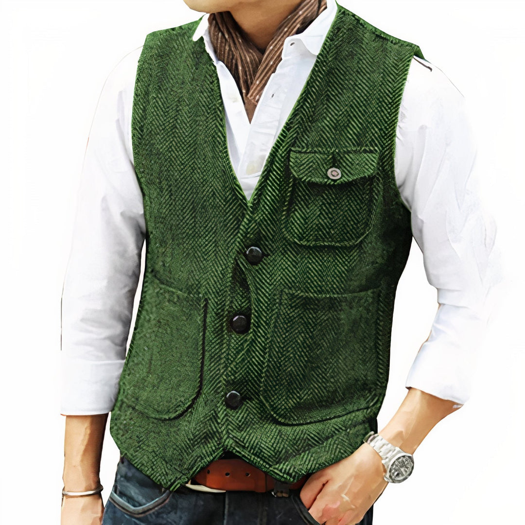 Uomo che indossa gilet slim elegante, perfetto per abbigliamento maschile sofisticato e outfit ufficio. Moda autunno.