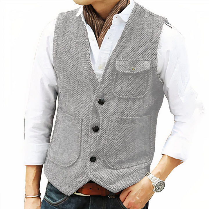 Gilet uomo frontale, taglio sartoriale e vestibilità slim. Look elegante e abbigliamento maschile di tendenza.