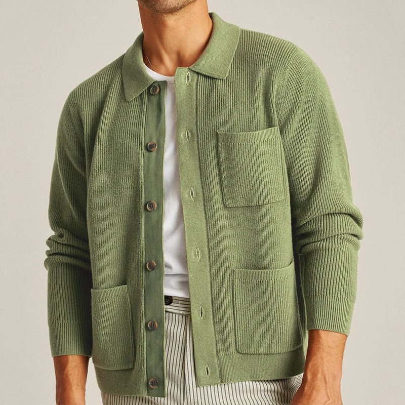 Cardigan uomo casual con colletto, bottoni e tasche a toppa. Perfetto per strati autunno/inverno.