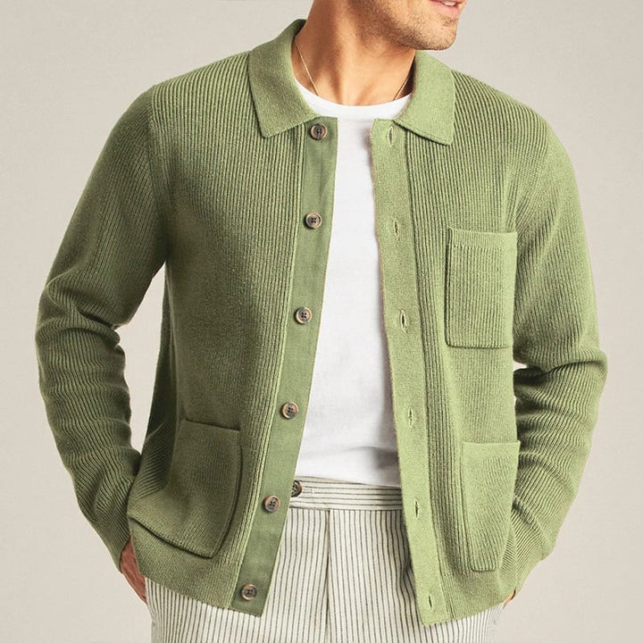 Caldo cardigan uomo classico con colletto. Un capo essenziale per la moda autunno-inverno, versatile e chic.