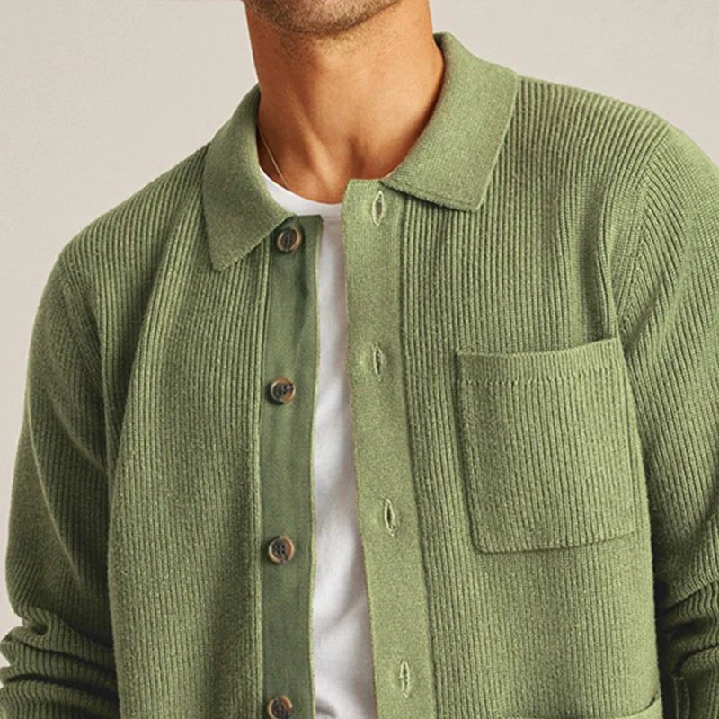 Cardigan da uomo versatile con colletto e tasche a toppa, chiusura a bottoni. Perfetto per un look casual-elegante.