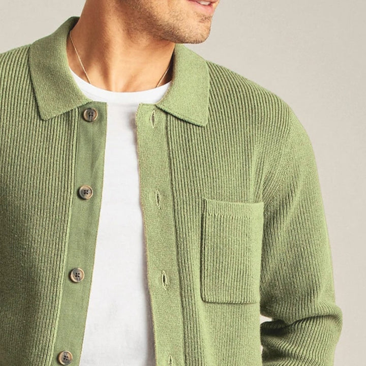 Cardigan uomo con colletto, bottoni e tasche a toppa. Comodo e ideale per outfit a strati nell'autunno.
