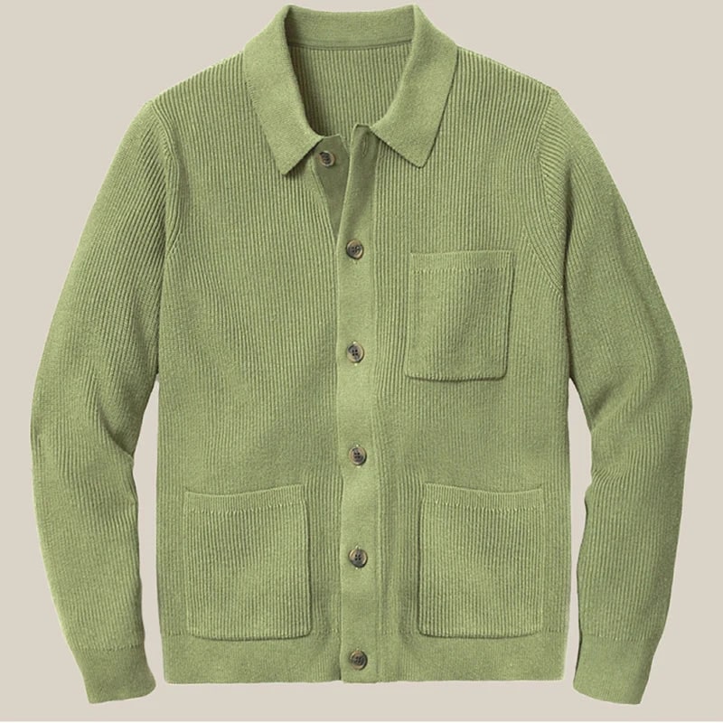 Cardigan maschile con colletto, bottoni frontali e tasche. Un capo di moda autunnale, perfetto per un look distinto.