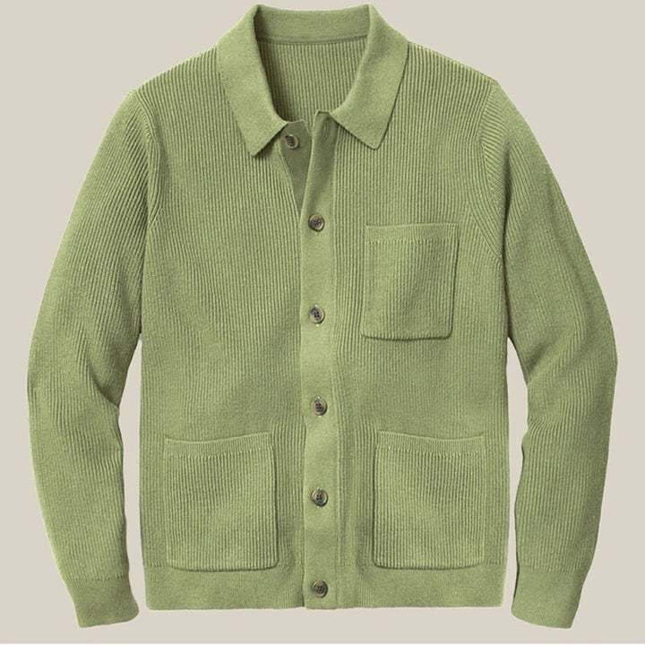 Cardigan maschile con colletto, bottoni frontali e tasche. Un capo di moda autunnale, perfetto per un look distinto.