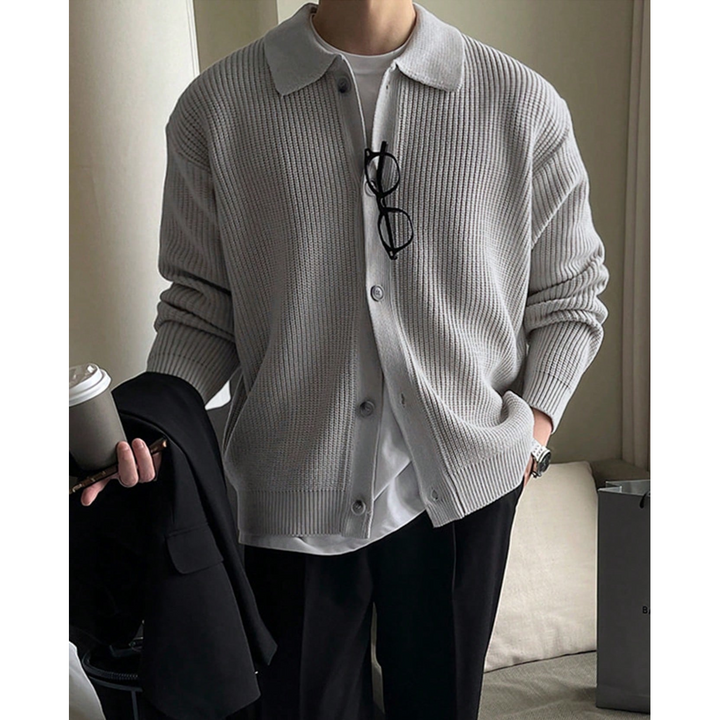 Cardigan uomo a costine con colletto polo, maglieria maschile versatile per outfit moda autunno/inverno.