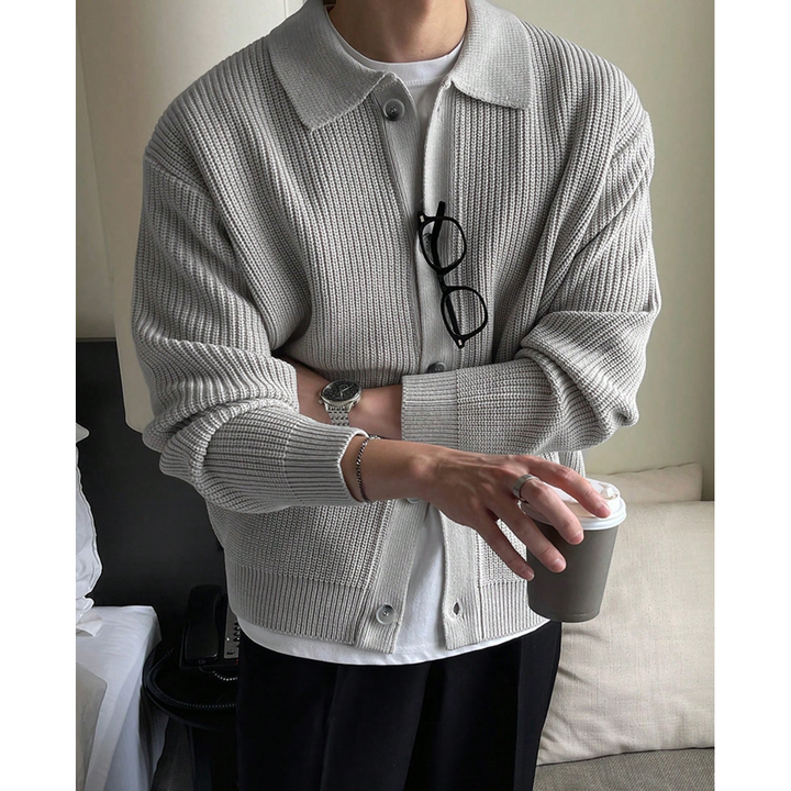 Elegante cardigan maschile a coste con bottoni e colletto polo. Perfetto per abbigliamento casual o chic.