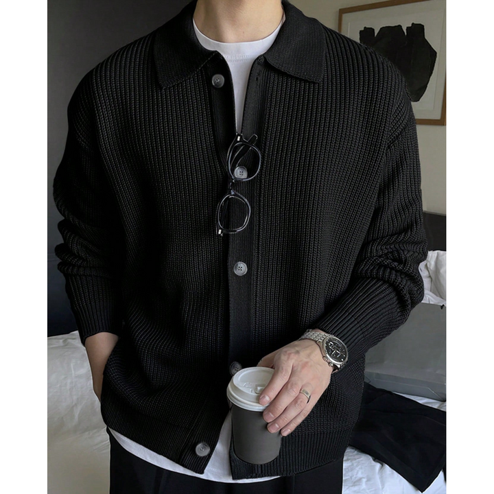 Cardigan uomo a coste, colletto polo. Ideale per moda autunno/inverno, abbigliamento versatile ed elegante.