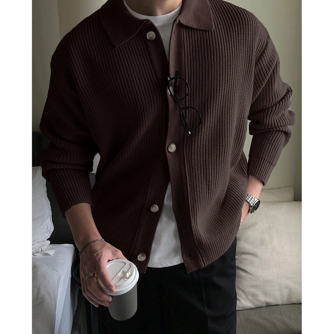 Dettaglio cardigan uomo a coste con colletto polo e bottoni, maglieria maschile di tendenza.