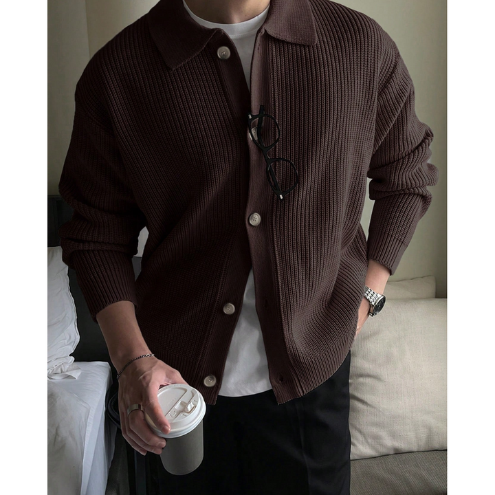 Dettaglio cardigan uomo a coste con colletto polo e bottoni, maglieria maschile di tendenza.