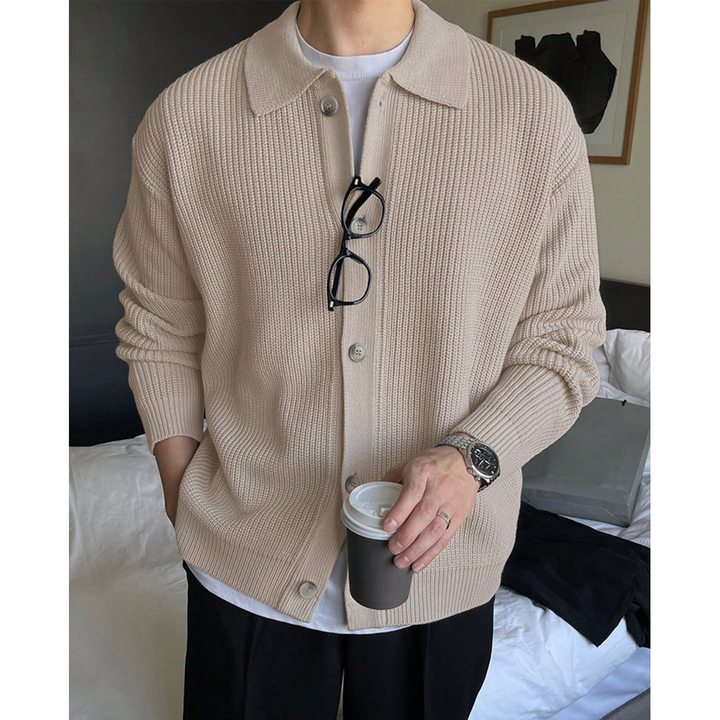 Cardigan uomo a coste con colletto polo, vestibilità comoda, ideale per un look casual o elegante autunno/inverno.