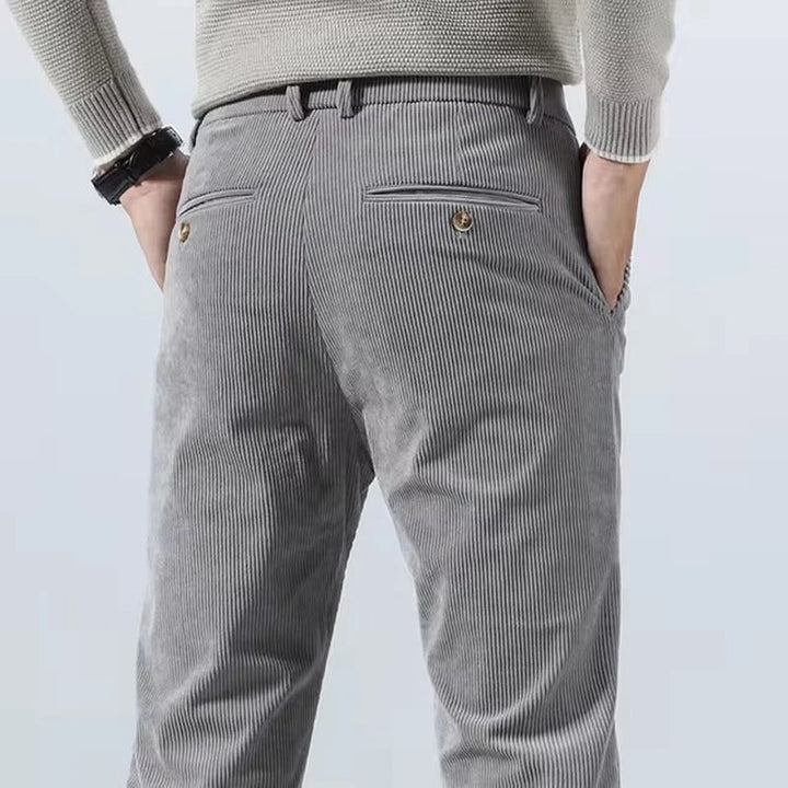 Pantaloni uomo casual eleganti slim fit affusolati per un look moderno e confortevole.