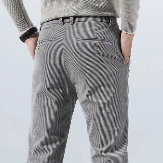 Pantaloni affusolati slim fit da uomo, per uno stile elegante ma rilassato, perfetti per l'uomo moderno.