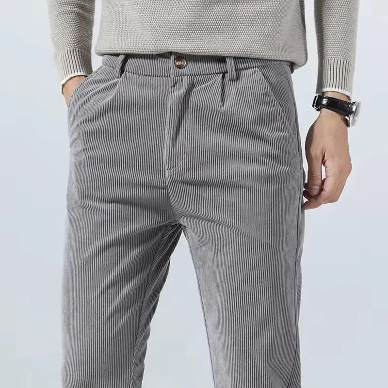 Moda uomo: pantaloni slim fit affusolati ideali per ufficio e tempo libero, stile versatile.