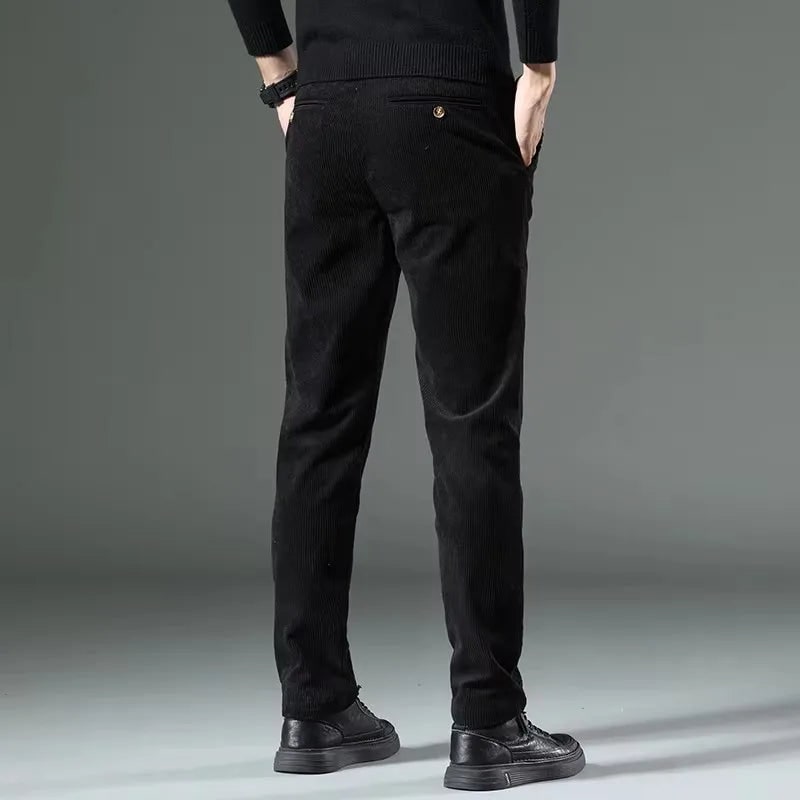 Pantaloni casual uomo, vestibilità slim fit affusolata, perfetti per un outfit elegante e comodo.