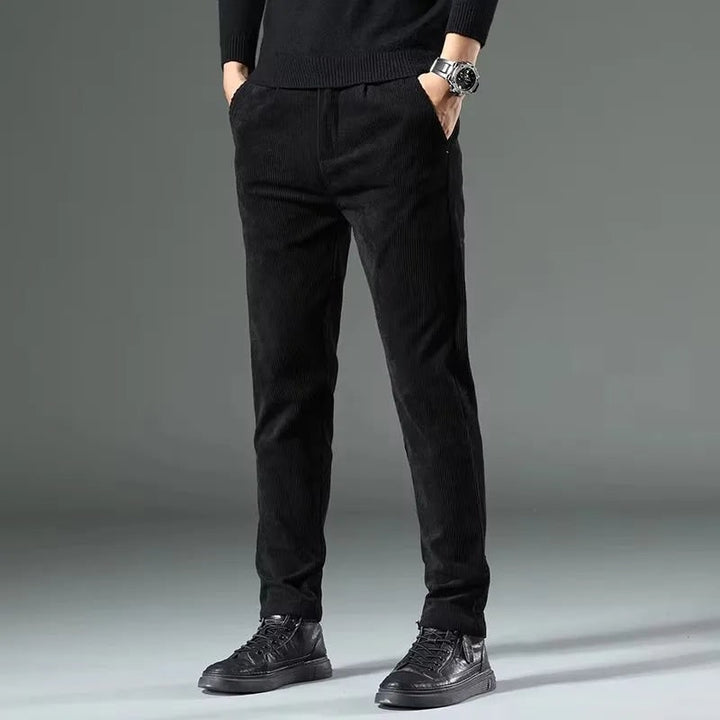 Stile maschile: pantaloni eleganti affusolati, vestibilità slim fit per un look versatile e contemporaneo.